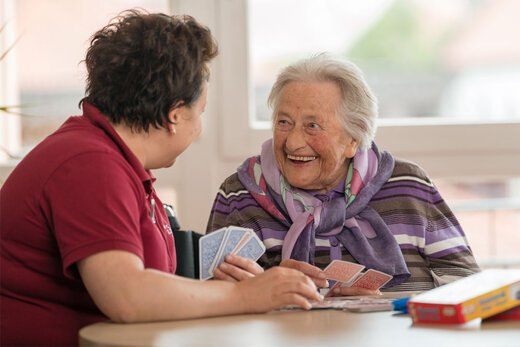 Seniorin unterhält sich mit ihrer Betreuerin 