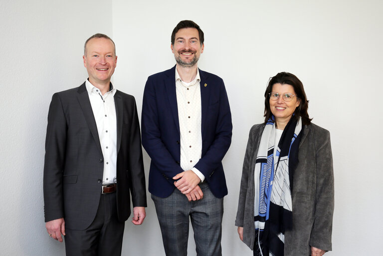 Stefan Guhl, Daniel Karrais und Andrea Weidemann (von links) gut gelaunt beim informellen Austausch in Heiligenbronn.