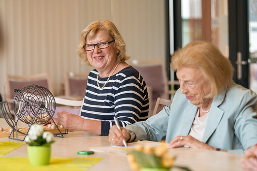 Seniorinnen spielen gemeinsam Bingo 