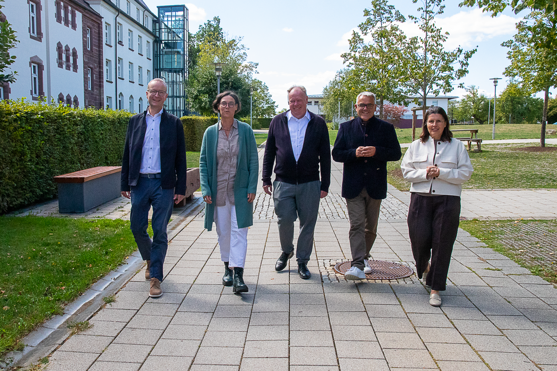 Die Vorstände der Stiftung St. Franziskus und das Präsidium des Diözesanrats gemeinsam auf  dem Weg über das Gelände.