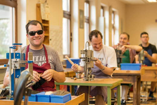 Männer mit Behinderung arbeiten in Blindenwerkstatt in Heiligenbronn