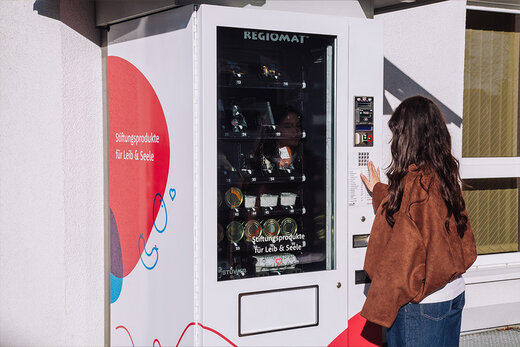 Kundin vor dem Verkaufsautomaten am Laden "Franz" in Waldmössingen