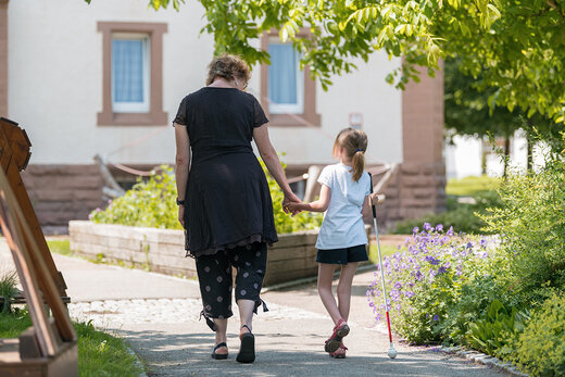 Mädchen geht mit Betreuerin spazieren