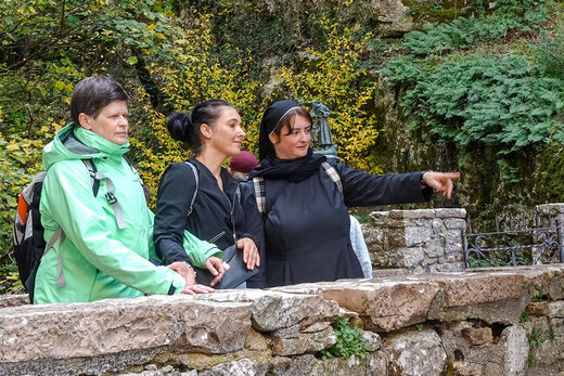 Drei Frauen machen gemeinsam einen Ausflug 