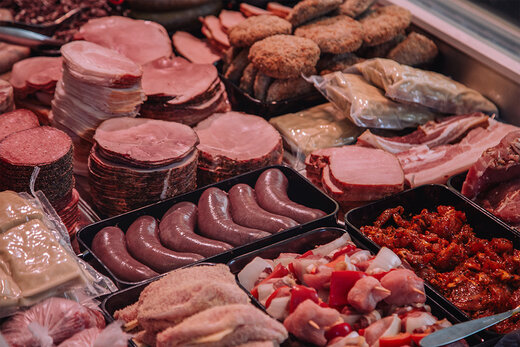 Auslage im Hofladen: verschiedene Wurst- und Fleischwaren