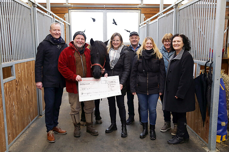 Tierische Unterstützung: Der Gesangverein Harmonie überreicht eine Spende an die Stiftung St. Franziskus und fördert damit die tiergestützte Therapie.