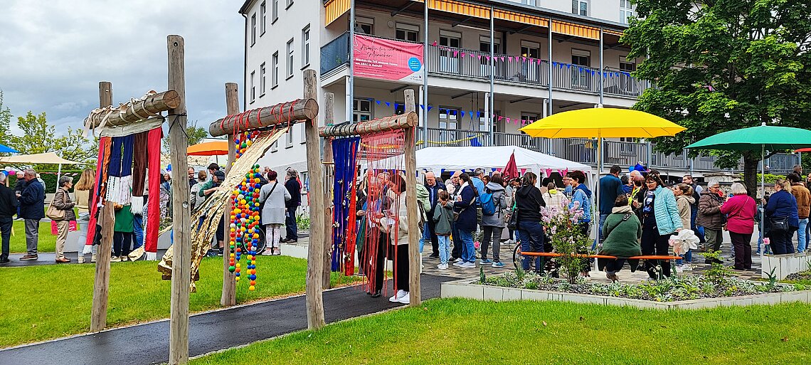 Der neu gestaltete Sinnesgarten des SBBZ Sehen in Baindt wurde am 5. Mai im Rahmen des „Das Fest im Klosterhof Baindt – meet & see“ feierlich eröffnet, geweiht und vorgestellt. Zahl-reiche Besucher folgten der Einladung nach Baindt. 