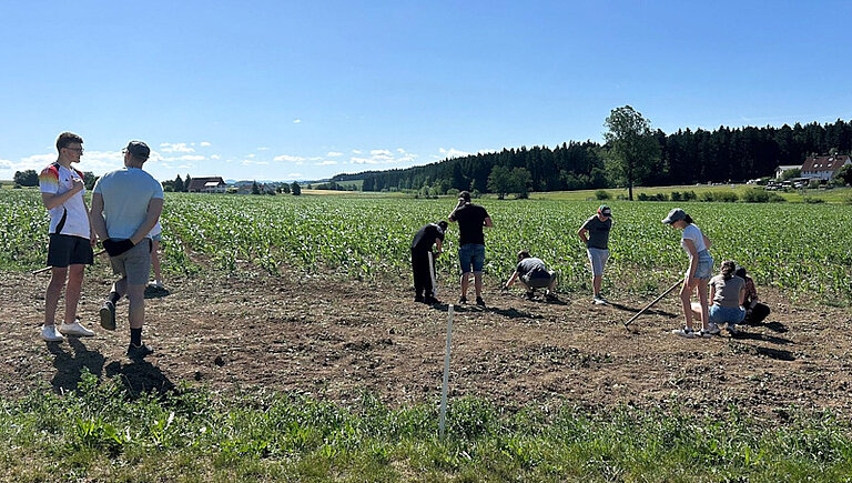 Inklusives Gartenprojekt in der Stiftung St. Franziskus: Mitarbeitende von KARL STORZ und Schülerinnen und Schüler mit Seh- und Hörbehinderung gestalten gemeinsam einen Gemüseacker.
