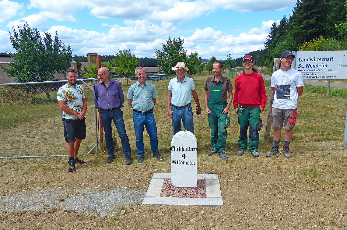Freuen sich über die gelungene Restaurierung des historischen Kilometersteins und seine Wiederaufstellung an der Straße von Aichhalden Richtung Waldmössingen: (von links) Landwirtschaftsmeister Tobias Schneider, Ideengeber Jürgen Hils, die Kleindenkmal-Freunde Harald Bargenda und Dieter Kohlmann, Landschaftsgärtnermeister Thomas Kimmich mit Azubi Florian Kimpel und Praktikant Silas Stern.