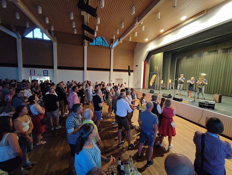 Rund 300 Gäste besuchten das Benefizkonzert des SBBZ Sehen in Baindt am 5. Juli
