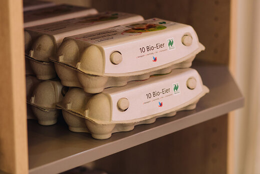 Eier-Kartons mit Naturland-Eiern aus eigener Produktion im Regal