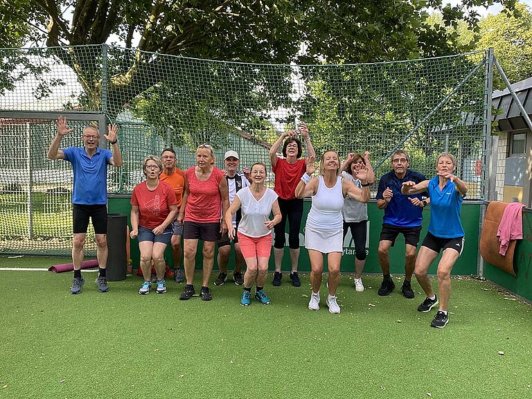 Barbara Lyszus spendet 1.500 Euro aus ihrem Baindter Outdoor-Gymnastikkurs an das SBBZ Sehen (Foto: Barbara Lyszus)