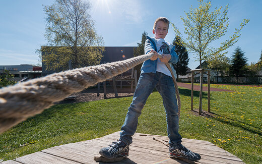 Junge zieht an Seil im Garten der Janusz-Korczak-Schule Schwenningen