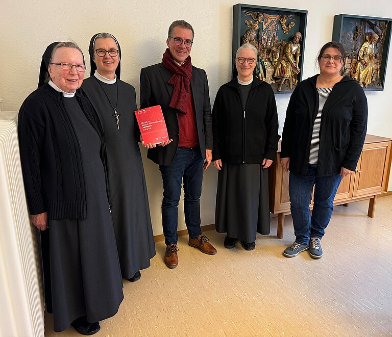 Sr. Franziska, Generaloberin Sr. Dorothea Thomalla, Dr. Andreas Weil, Sr. Magdalena Dilger und Archivarin Tanja Schillinger (v. l.) bei der Übergabe des Jahrbuchs.