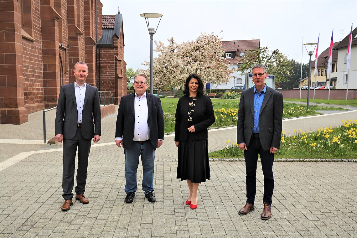 Beim Rundgang über das Stiftungsgelände in Schramberg-Heiligenbronn: Stefan Guhl (von links), Mirko Witkowski, Derya Türk-Nachbaur und Thorsten Hinz.