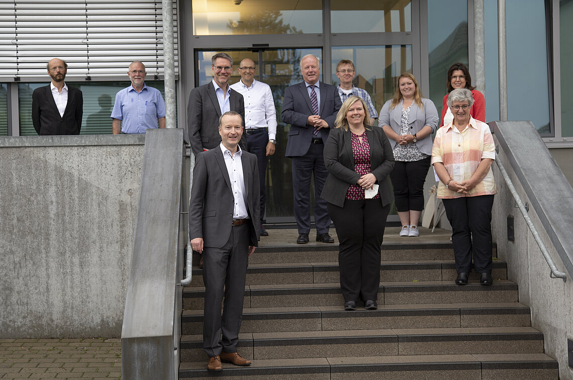 Oben von links: Ludger Bernhard (Direktor SBBZ Hören), Gernot Pfau (Bereichsleitung WfbM), Dr. Thorsten Hinz (Vorstand Stiftung. St. Franziskus), Winfried Plötze (Beisitzer im Bezirksvorstand CDA Südbaden), Peter Weiß (Bundestagsabgeordneter und Vorsitzender des Bezirksvorstands CDA Süd-baden), Prof. Dr. Bernd Kammerer (Beisitzer im Bezirksvorstand CDA Südbaden), Manuela Gralki (Ab-teilungsleiterin Berufsschule), Andrea Weidemann (Leiterin Aufgabenfeld Behindertenhilfe) Unten von links: Stefan Guhl (Vorstand Stiftung St. Franziskus), Maria-Lena Weiss (CDU Bundestags-kandidatin), Gabriele Schmidt (stellv. Bezirksvorsitzende und Schatzmeisterin CDA Südbaden) 