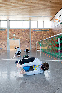 Goalball-Spieler in der Sporthalle