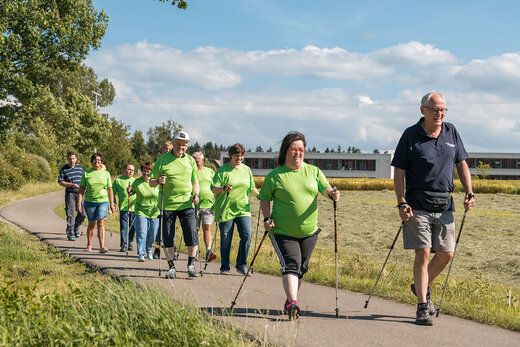 Menschen mit Behinderung gehen gemeinsam laufen 
