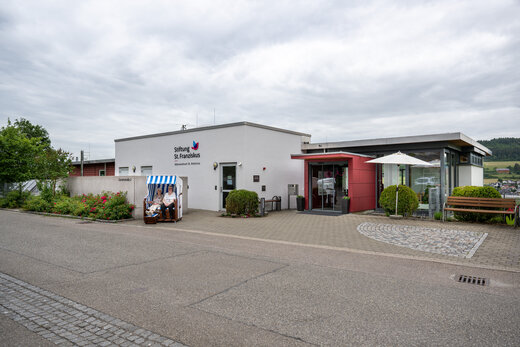 Hausansicht Eingangsbereich Alentenzentrum St. Antonius