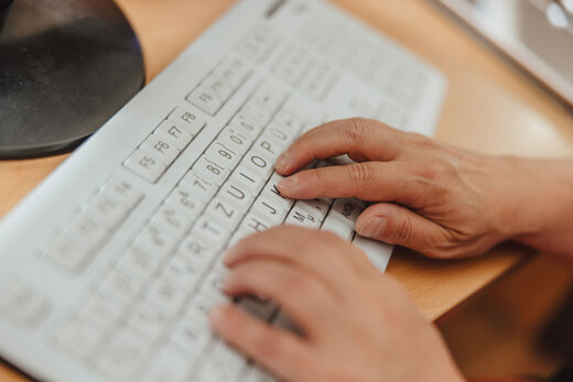 sehr groß beschriftete PC-Tastatur für Menschen mit Sehbehinderung