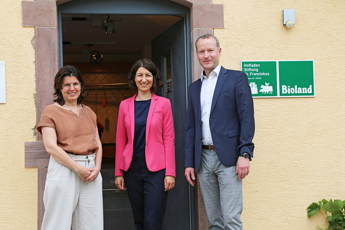 Schrambergs Oberbürgermeisterin Dorothee Eisenlohr (Mitte) mit den Vorständen der Stiftung St. Franziskus, Andrea Weidemann und Stefan Guhl, vor dem Hofladen in Heiligenbronn, der seit Neuestem zusätzlich selbst produzierte Bioland-Lebensmittel anbietet.