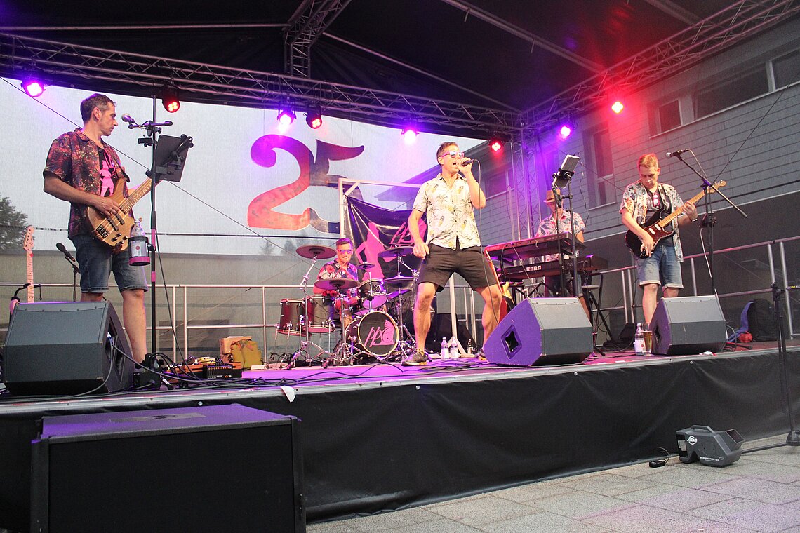 Abends sorgten zunächst die Theatertruppe „Wilde Bühne“, dann die Spaichinger Coverband „Pink Pussy Cats“ und später die Deutschen Fußballer beim Public Vie-wing für Partystimmung.