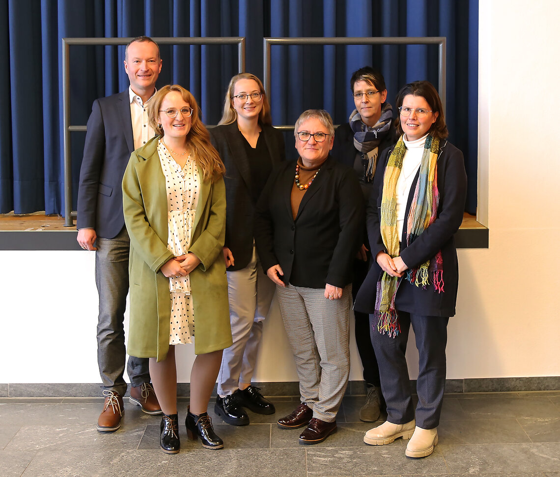 (von links) Stefan Guhl, Alice Braumann, Alina Greiner, Kristin Schwarz, Heidrun Meyer, Andrea Weidemann beim Besuchs des KVJS in Heiligenbronn. 