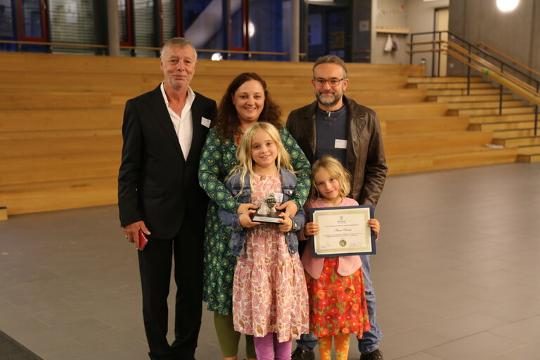 Astrid Borck (Mitte) und Familie bei der Preisübergabe durch den Weltverband Deafblind International (DbI).