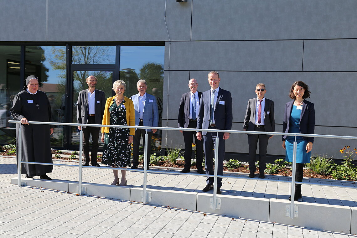 (hinten von links): Ludger Bernhard, Dietmar Hermle, Landrat Dr. Wolf-Rüdiger Michel, Ministerialrat Hubert Haaga (vorne von links): Sr. Agnes Löber, Dr. Frohmut Jacob, Stefan Guhl, Oberbürgermeisterin Dorothee Eisenlohr