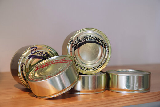 mehrere Dosen mit Wurstkonserven