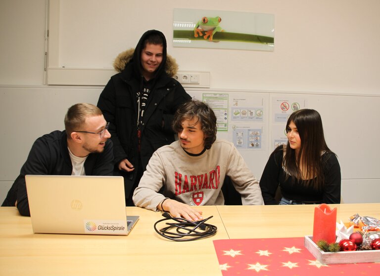 Medienpädagoge Tobias Günthör mit den Gruppensprechern Enrico (Bruder-Innocenz-Haus), Bogdan (WG Jona) und Layla (Edith-Stein-Haus) bei der Erarbeitung der Jugendlichenumfrage.