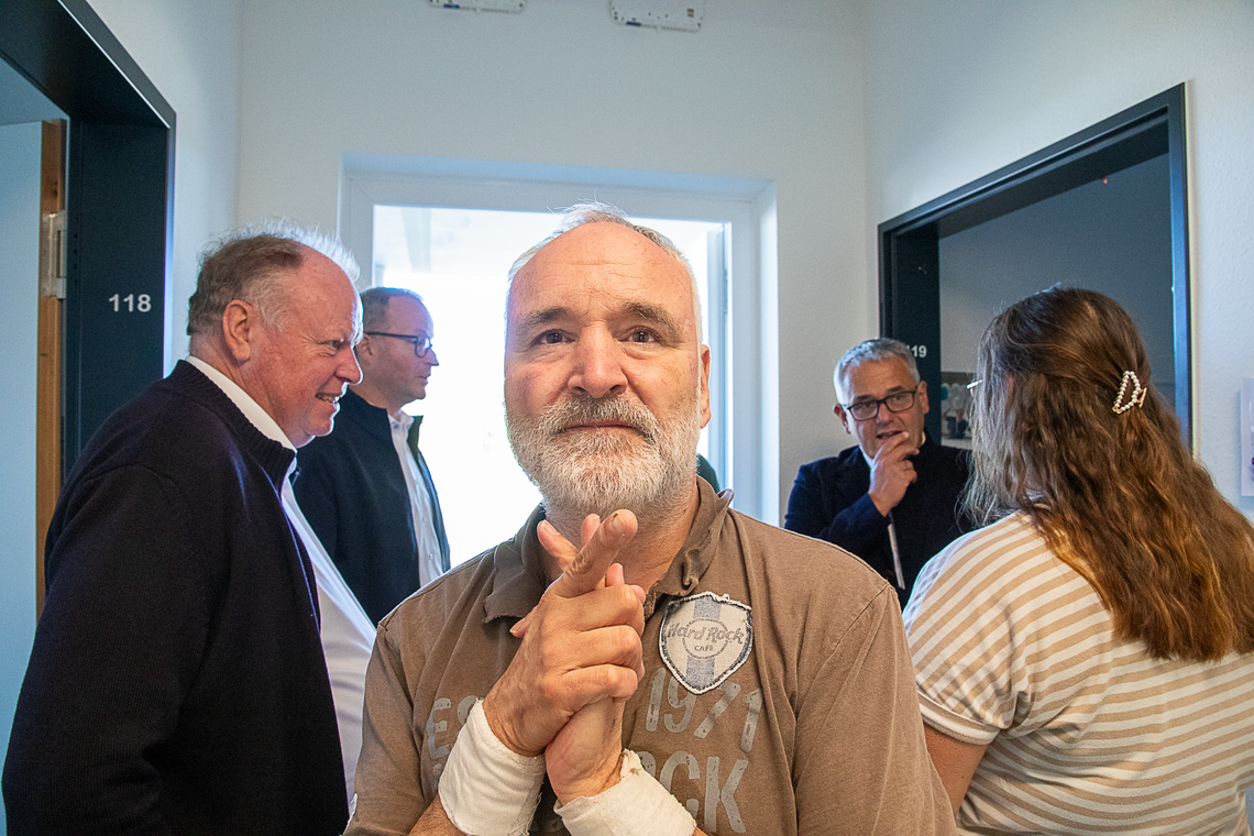 Jürgen Heinrich zeigte sich sehr interessiert an der Fotokamera der Besucher.