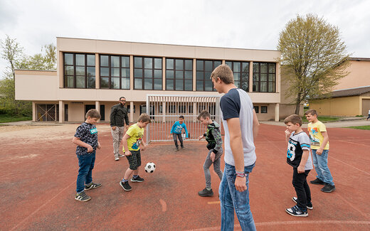Kinder spielen gemeinsam auf dem Schulhof der Bickebergschule Villingen