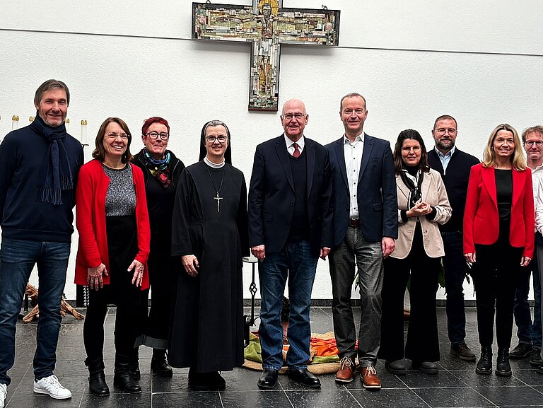 Von links: Matthias Ries, Leitung des Geschäftsbereichs Kinder- und Jugendhilfe; Renate Weiler und Dorothee Golm, Frauen helfen Frauen + Auswege e. V.; Sr. Dorothea Thomalla, Generaloberin des Klosters Heiligenbronn; Landrat Dr. Wolf Rüdiger Michel; Stefan Guhl und Andrea Weidemann, Vorstand der Stiftung St. Franziskus Heiligenbronn; Michael Wühr, Leitung des Unternehmensbereichs Bau- und Gebäudemanagement; Angela Jetter, Sozialdezernentin des Landkreises Rottweil; Robert Nägele, Architekturbüro Nägele. Foto: pm