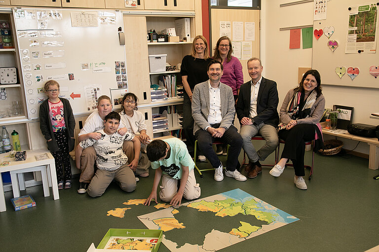 Daniel Karrais zu Besuch in einer Klasse des Sonderpädagogischen Bildungs- und Beratungszentrums Heiligenbronn mit dem Schwerpunkt Hören 