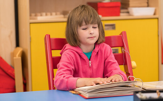 Mädchen lernt lesen im Sonderpädagogischen Bildungs- und Beratungszentrum