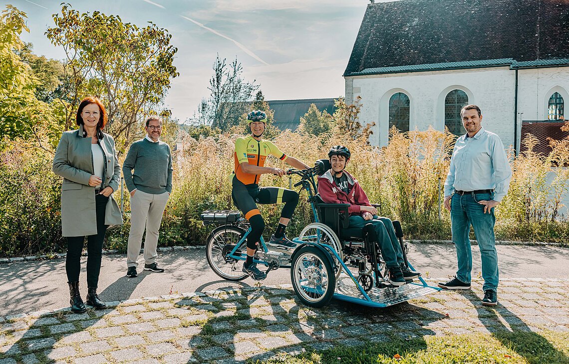 Bilddatei (von links) Simone Rürup (Bürgermeisterin), Marcus Adrian (Schulleiter), Daniel Steinhauser, Justin Maier (Schüler), Michael Dorn (Sponsor)
