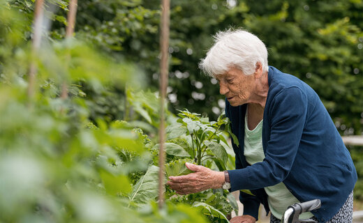 Frau im Garten des Altenzentrum Selige Irmgard