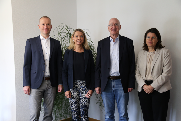 Stefan Guhl, Dezernentin Angela Jetter, Landrat Dr. Wolf-Rüdiger Michel und Andrea Weidemann