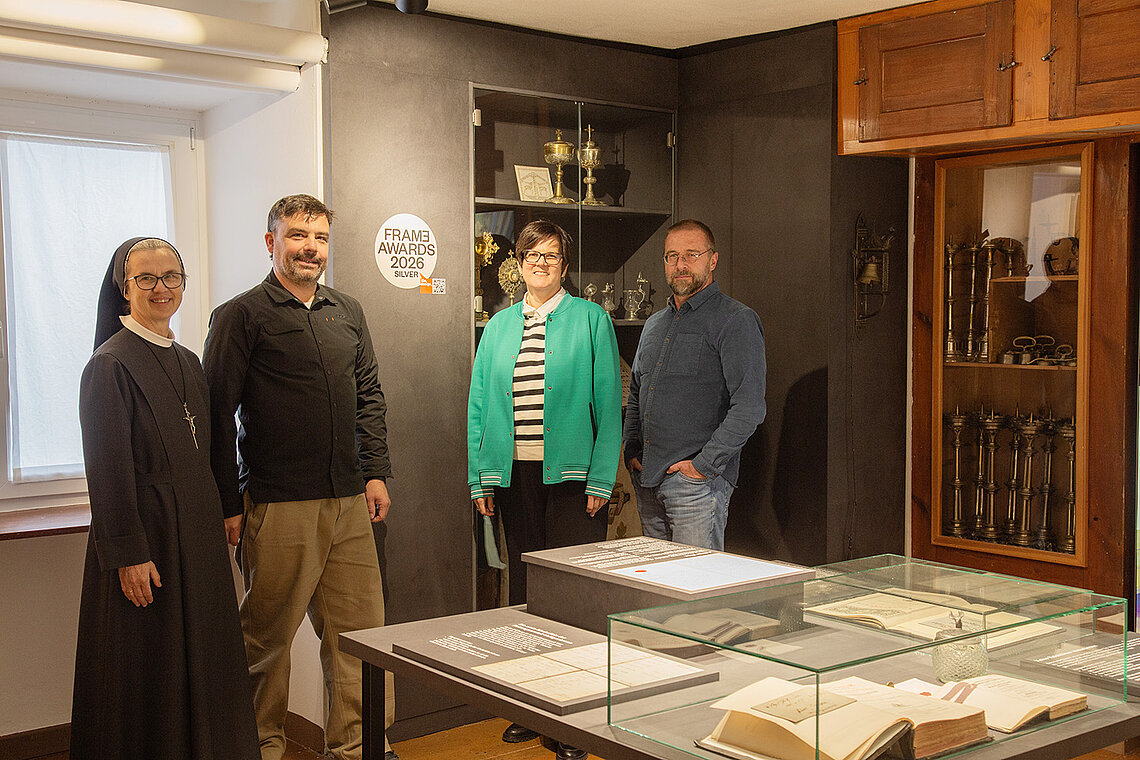Preisträger mit Auftraggeber und Förderer in der Ausstellung