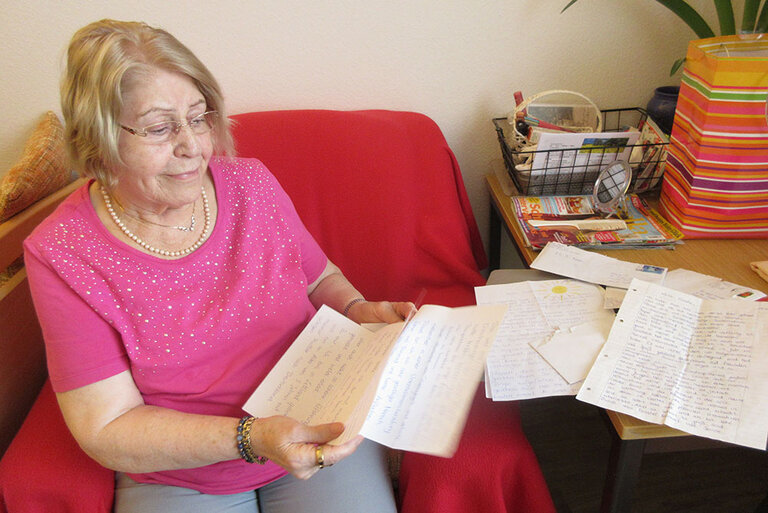 Ältere Dame zeigt die Briefe, die sie durch die Aktion erhalten hat