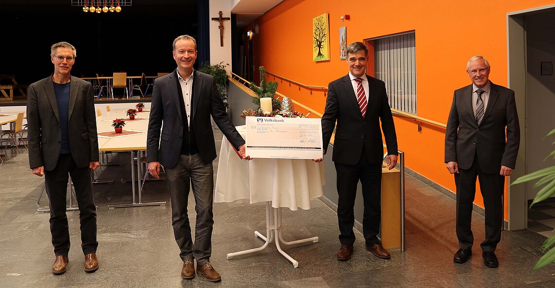 Dr. Thorsten Hinz, Stefan Guhl, Achim Carstanjen und Stefan Hettich bei der Spenden-scheckübergabe