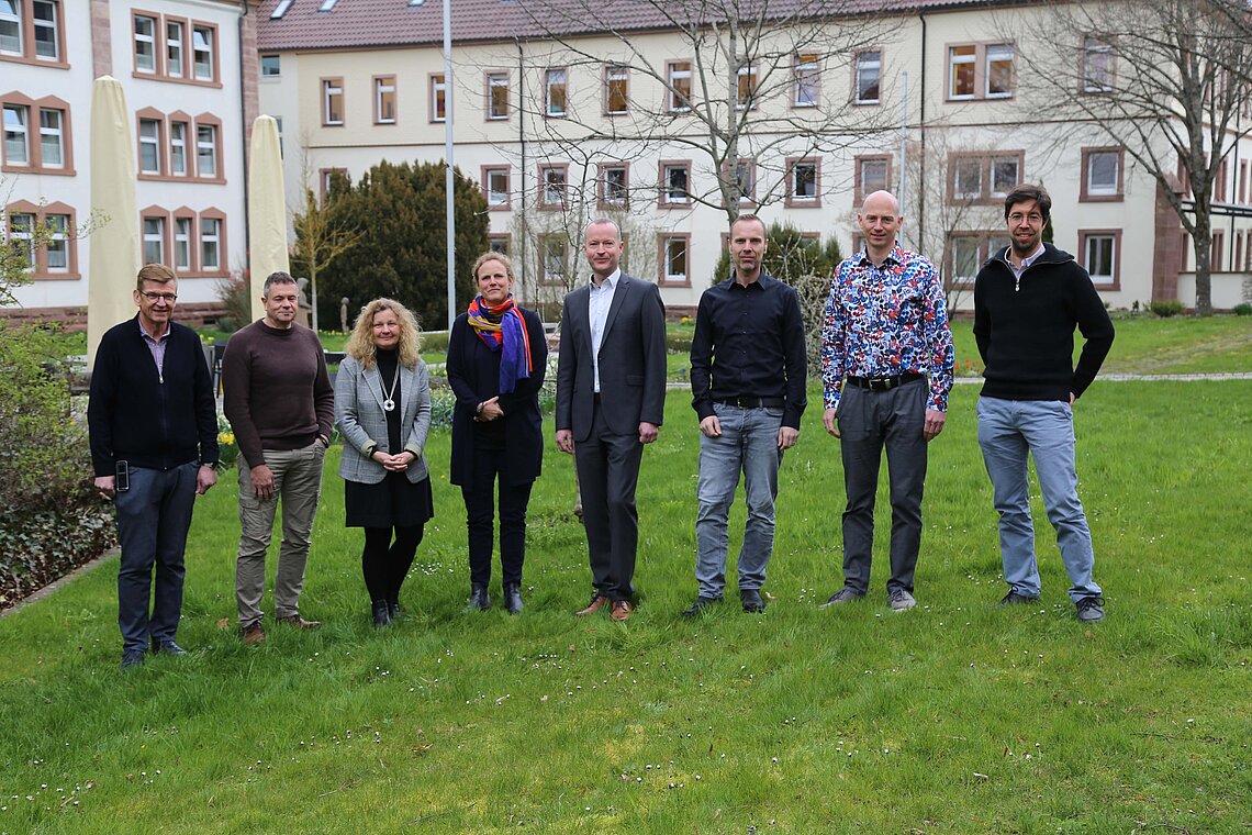 (von links) Rainer Dilger (Stiftung St. Franziskus), Harald Rapp (Stiftung St. Franziskus), Margaretha Rink (Stiftung St. Franziskus), Dr. Nina Maier (Caritas Stuttgart), Stefan Guhl (Stiftung St. Franziskus), Stefan Blaser (St. Elisabeth Stiftung), Tobias Schwarz (Stiftung St. Franziskus), Christian Schehle (Lafim Diakonie)