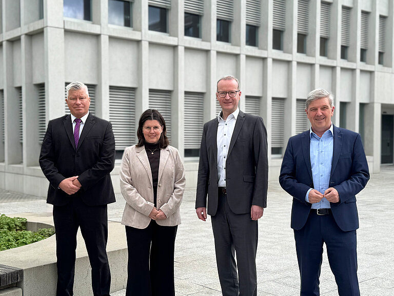 Austausch im Landratsamt Tuttlingen: Sozialdezernent Bernd Mager, Vorständin Andrea Weidemann und Vorstand Stefan Guhl (Stiftung St. Franziskus) sowie Landrat Stefan Bär im Gespräch über aktuelle Herausforderungen der sozialen Daseinsvorsorge.