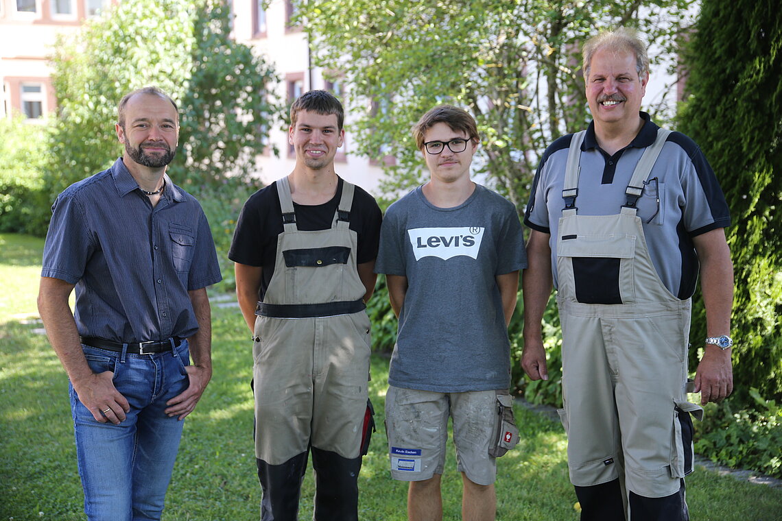 (von links) Dominic King (Klassenlehrer), Josia Böhm, Kevin Eschen, Jürgen Gruber