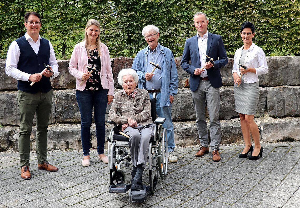 Außergewöhnlicher Spatenstich mit Hammer: Boris Strehle, Leiter des Aufgabenfeldes der Alten-hilfe, Simone Wizemann, Einrichtungsleitung des Dr.-Karl-Hohner-Heims, Ehepaar Maria und Helmut Blessing, Stefan Guhl, Vorstand der Stiftung St. Franziskus, Nadja Merkle, Regionalleitung Spaichingen (von links)