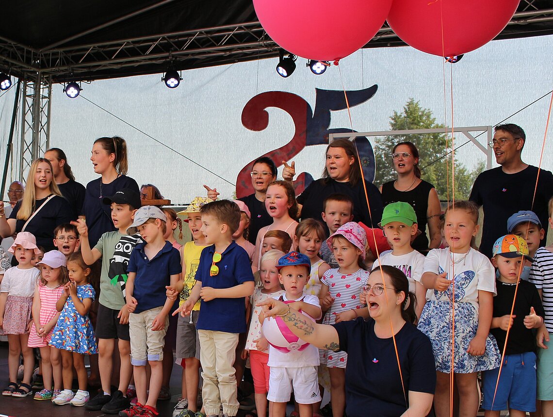 Beim vom KiTa-Team unter der Leitung von Maike Zimmermann vorbereiteten Gottesdienst trugen die Kinder ihre Fürbitten vor, darunter „… dass es immer genügend Erzieher gibt, die auf uns aufpassen“, oder „… dass wir immer Freude haben und es Frieden gibt.“
