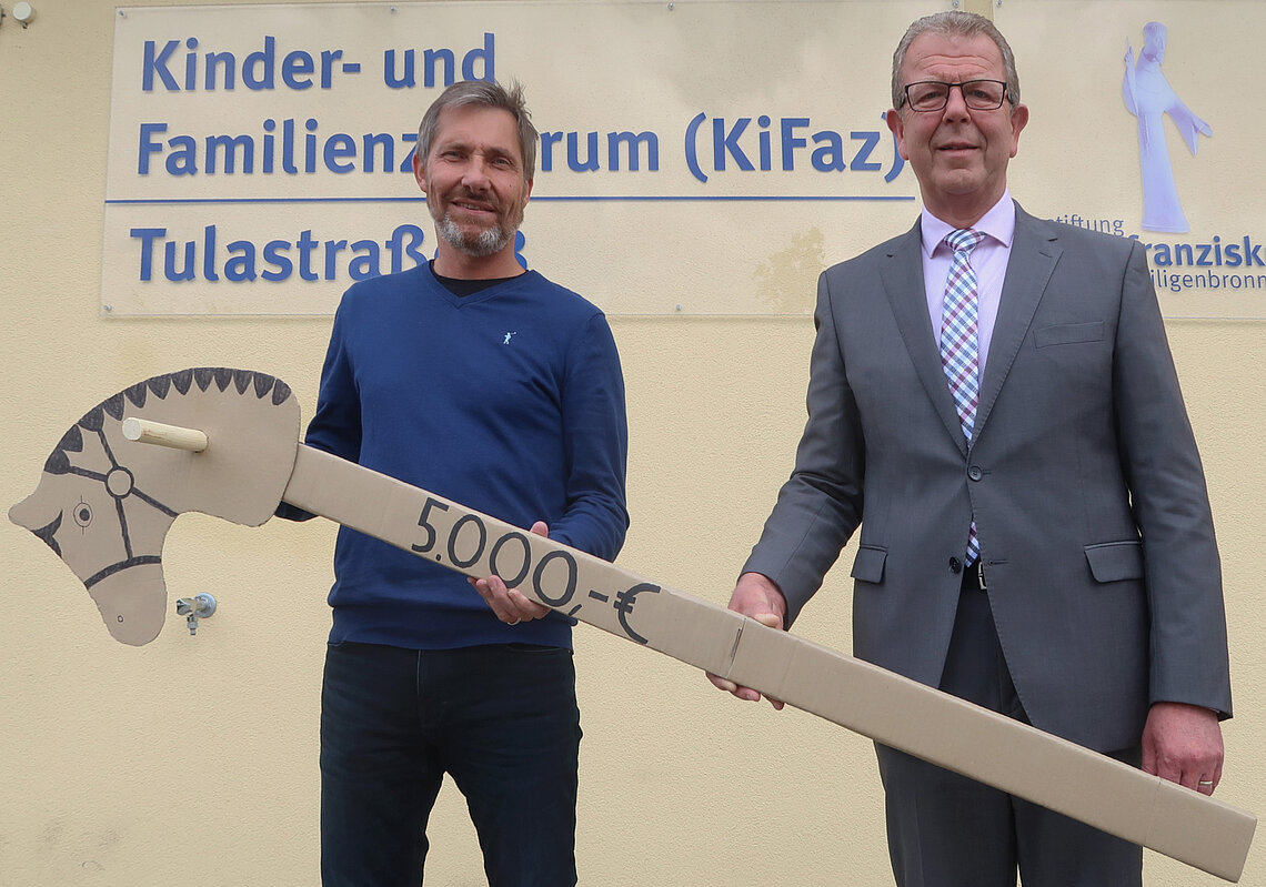 Das Hilfswerk „human aktiv“ der Neuapostolischen Kirche unterstützt die Sanierungsarbeiten des Reitplatzes im Haus Noah mit einer Spende von 5.000 Euro