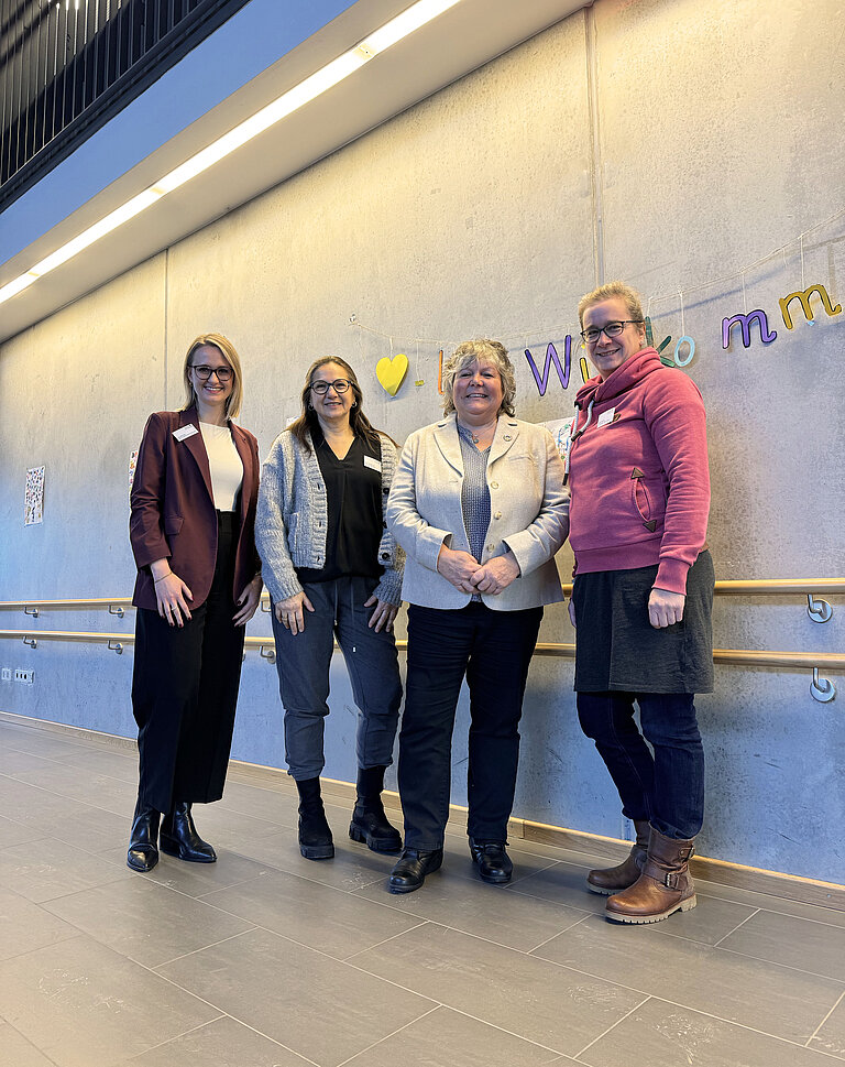 Landtagsabgeordnete Martina Braun (dritte von links) zu Besuch an den SBBZ Sehen und Hören in der Stiftung St. Franziskus.
