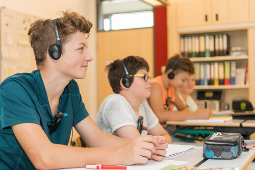 Kinder lernen gemeinsam im SBBZ Hören in Heiligenbronn